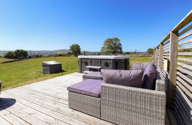 THE WREN, romantic, luxury holiday cottage, with hot tub in Llysfaen