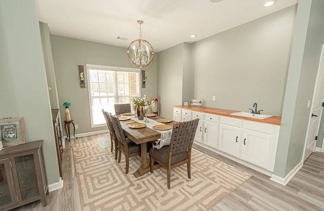 The Wright Retreat! Spacious 5-bedroom house in awesome Montgomery, AL