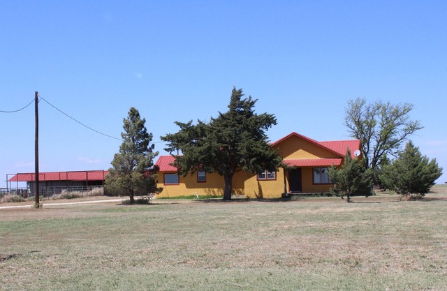 The Yellow House on Tule Creek with Room for your Horses!