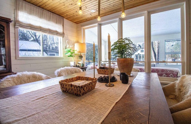 The York House - Two Bedroom Cottage, Sleeps 8