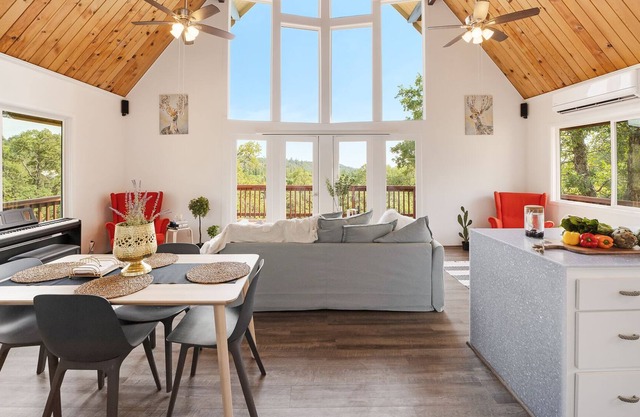 The Yosemite Chalet | EV Charger | King Bed | Spa Tub | Home Theater| Large Deck