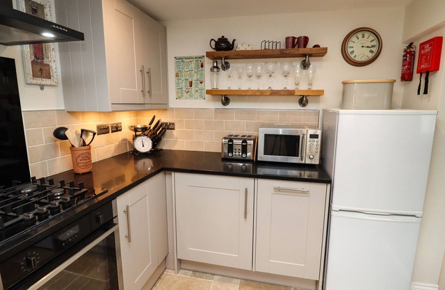 THELWALL COTTAGE, romantic, with open fire in Adderbury