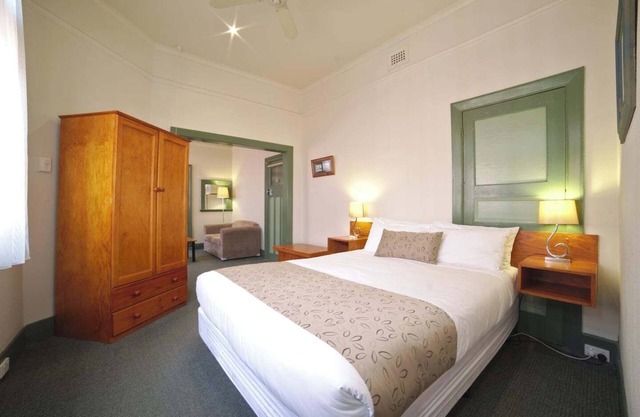 This apartment is a 1 bedroom(s), 1 bathrooms, located in Soldiers Hill, VIC.