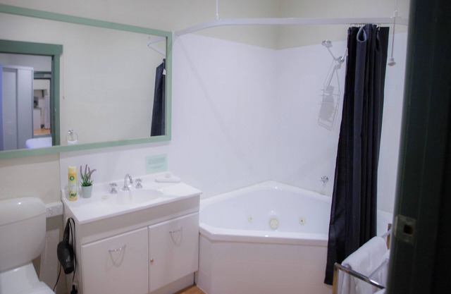 This apartment is a 1 bedroom(s), 1 bathrooms, located in Soldiers Hill, VIC.