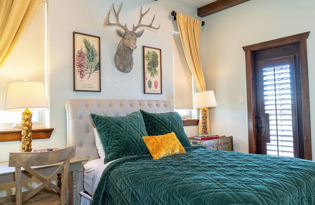 This bnb is a 1 bedroom(s), 1 bathrooms, located in Muenster, TX.