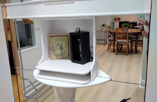 This cozy apartment is centrally located. Subway station opposite.