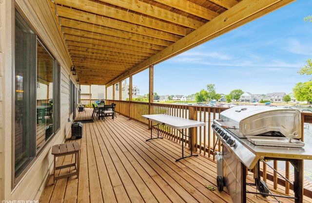 This duplex is a 2 bedroom(s), 2 bathrooms, located in La Porte , IN.