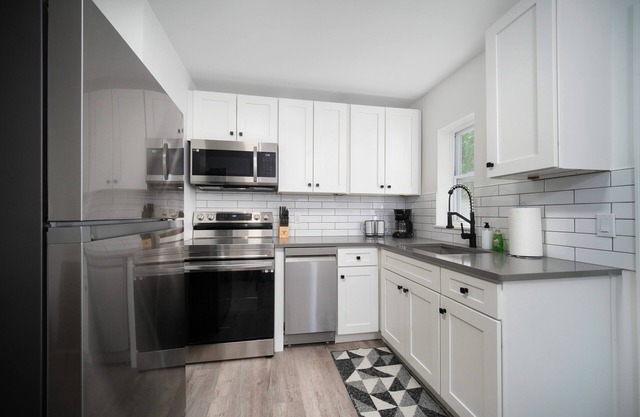 This duplex is a 4 bedroom(s), 2 bathrooms, located in Jacksonville, FL.
