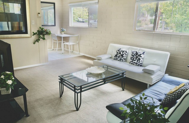 This fourplex is a 1 bedroom(s), 1 bathrooms, located in Salt Lake City, UT.