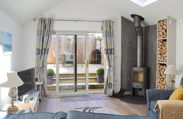 This ground floor apartment benefits from it’s own private decked area.