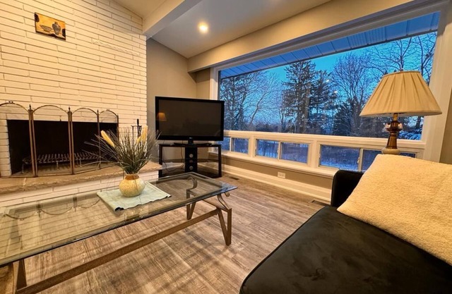 This guest house a 2 bedroom, 1 bathrooms, located in Peterborough, ON