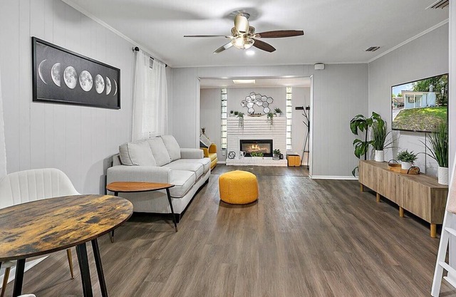 This house is a 2 bedroom(s), 1 bathrooms, located in Jacksonville, FL.
