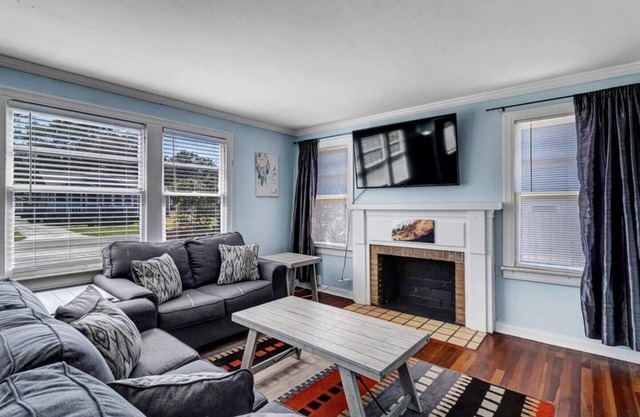 This house is a 2 bedroom(s), 1 bathrooms, located in Jacksonville, FL.