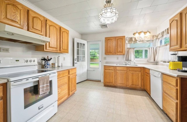 This house is a 3 bedroom(s), 1 bathrooms, located in Marlinton, WV.