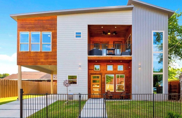 This house is a 3 bedroom(s), 2.5 bathrooms, located in Dallas, TX.