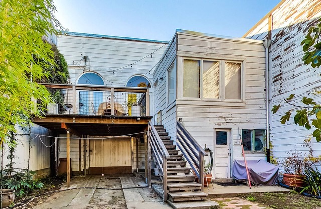 This house is a 3 bedroom(s), 2 bathrooms, located in San Francisco, CA.