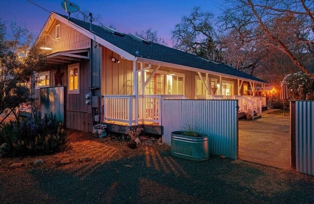 This house is a 4 bedroom(s), 2.5 bathrooms, located in Santa Rosa, CA.