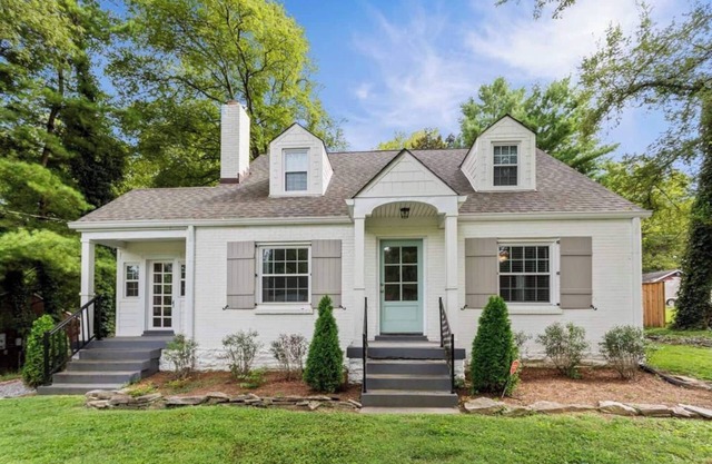 This house is a 4 bedroom(s), 3 bathrooms, located in Nashville, TN.