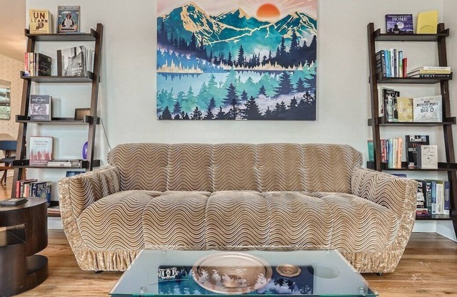 This house is a 4 bedroom(s), 2 bathrooms, located in Denver, CO.