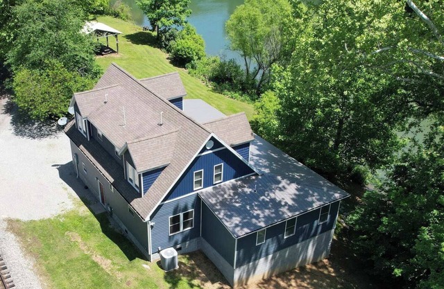 This house is a 4 bedroom(s), 3.5 bathrooms, located in Tallmansville, WV.