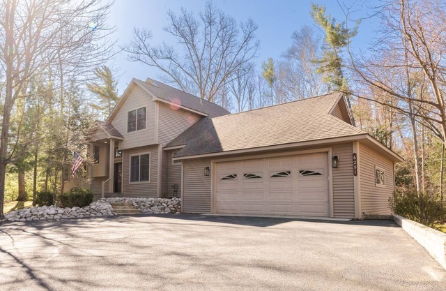 This house is a 5 bedroom(s), 3.5 bathrooms, located in Glen Arbor, MI.
