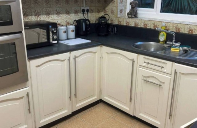 This house is a 6 bedroom(s), 2 bathrooms, located in Suffolk, England.