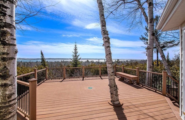 This house is a 3 bedroom(s), 2 bathrooms, located in Harbor Springs, MI.