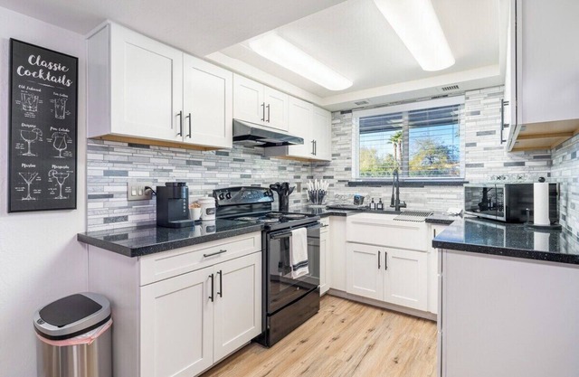 This house is a 6 bedroom(s), 4 bathrooms, located in Scottsdale, AZ.