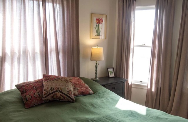 This house is located in a perfect location in the middle of the city of LA!