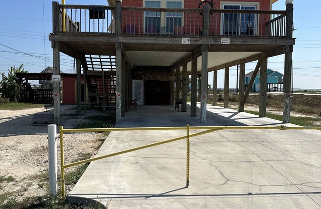 This house will comfortably sleep 8. Minutes away to Public boat ramp and beach.