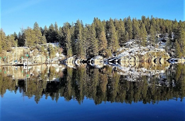 This is in a great location, close to shops, restaurants, and the lake.