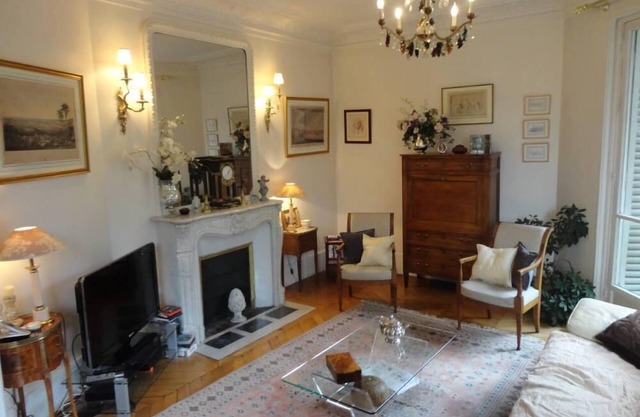 This nice flat, in Plaine-Monceau, is traditional and can comfortably accommodate 4 people