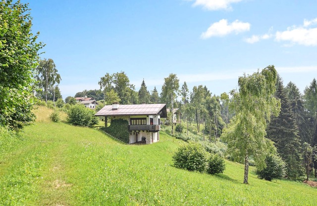 This splendid mountain house in Fonzaso, surrounded by woods and meadows, is the ideal solution for