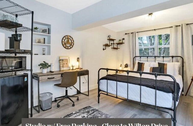 This studio is a 0 bedroom(s), 1 bathrooms, located in Wilton Manors, FL.