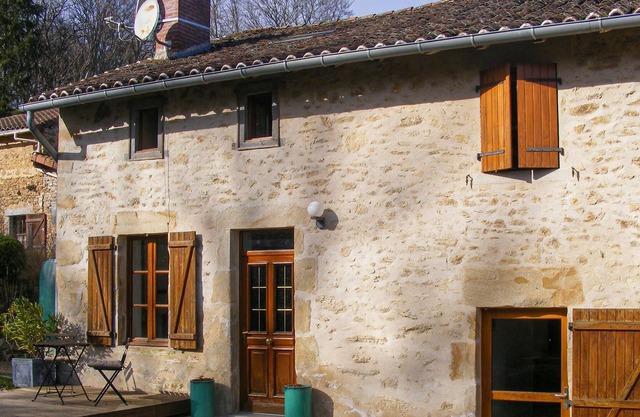This vacation home awaits you in Nantiat, 30 km from Limoges.