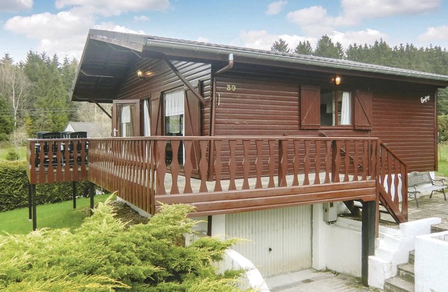 This well-maintained and detached cottage in Gouvy is located within walking distance of Lac de Cher