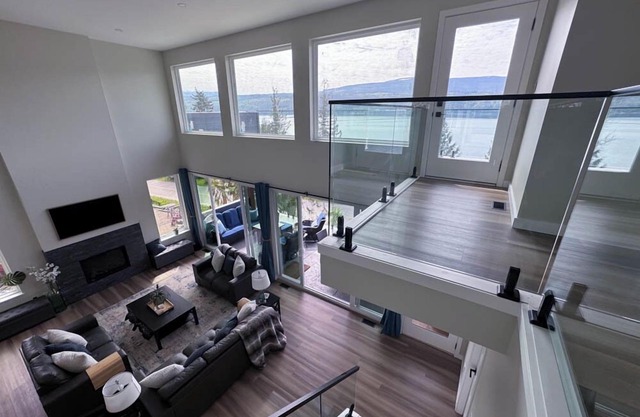 Thistle Dew Lake House with Private Beach & Buoy! Shuswap Lake