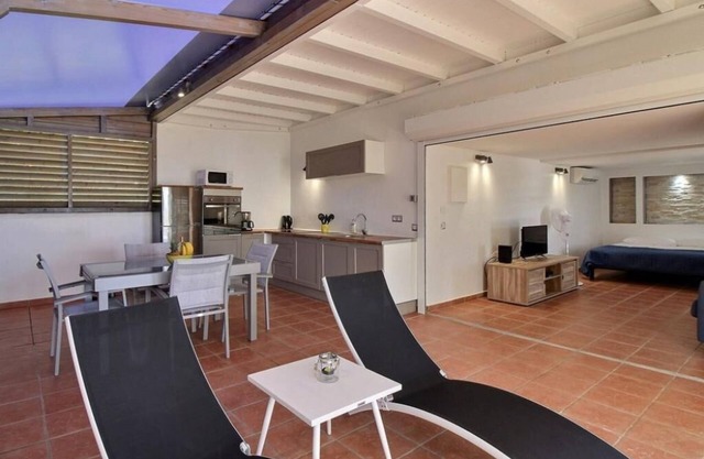 THOMANA apartment, private jacuzzi, beach 100 m away