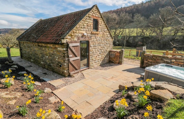 THOMPSON RIGG BARN, family friendly, with hot tub in Thornton-Le-Dale
