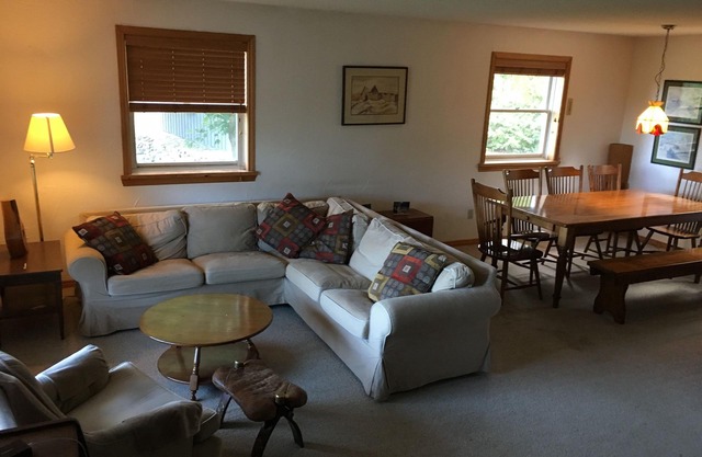 Thornbury 3 Bdrm home, 2 garages Short/Long Term