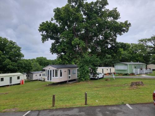 Thorness Bay - 3-Bed Cabin - Sleeps 6 - Sea view