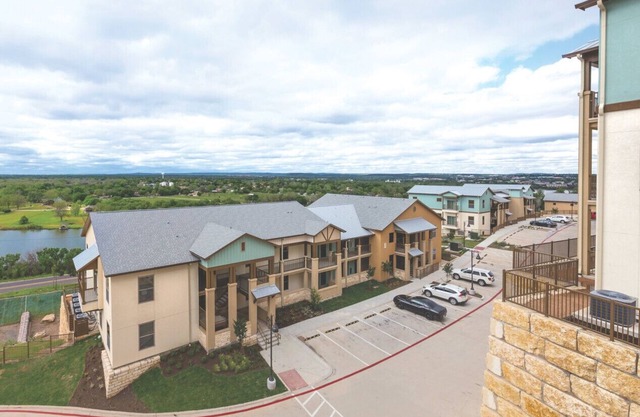 Thoughtful 1BD condo w/resort amenities on banks of Lake Marble Falls