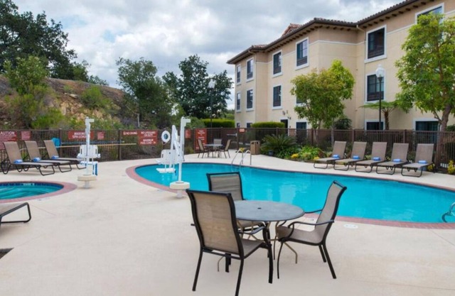 Thousand Oaks Lodging for Day Hikers! Comfortable Unit with Private Kitchenette!