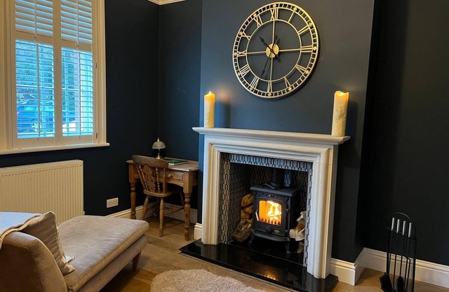 Three Bed House- Private outdoor hot tub. Close to new forest and beach.