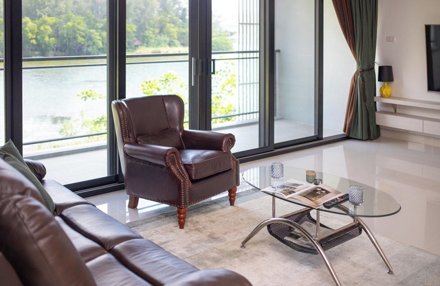THREE-BEDROOM APARTMENT, SEAVIEW and LAKEVIEW by Continent