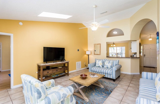 Three Bedroom 2 Bathroom Vacation home minutes away from the Parks