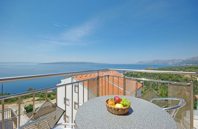 Three bedroom apartment with balcony and sea view Krvavica, Makarska (A-18911-d)
