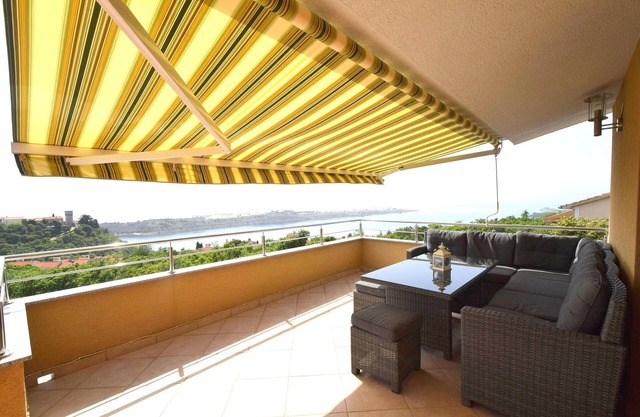 Three bedroom apartment with terrace and sea view Omišalj, Krk (A-20617-b)