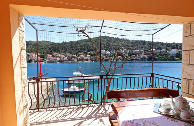 Three bedroom apartment near beach Brna, Korčula (A-4463-a)