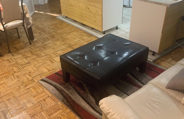 Three bedroom apt 7 minutes downtown 17mins airport